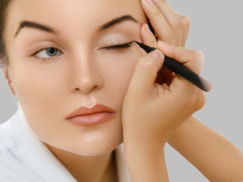 eyeliner Application